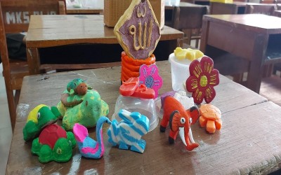 RAGAM KREATIVITAS PLASTISIN DAN TANAH LIAT (GERABAH) SEBAGAI WUJUD PEMAHAMAN PEMBELAJARAN SISWA SDN MAKASAR 01 PAGI